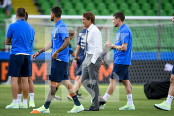 2022-06-07 - Italy's head coach Roberto Mancini on the pitch with players - ITALY VS HUNGARY - UEFA NATIONS LEAGUE - SOCCER