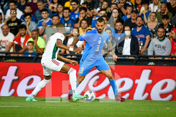 2022-06-07 - Italy's Leonardo Spinazzola in action against Hungary's Loic Nego - ITALY VS HUNGARY - UEFA NATIONS LEAGUE - SOCCER