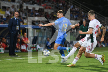2022-06-07 - Italy's Nicolò Barella in action against Hungary's Dominik Szoboszlai and Hungary's Roland Sallai - ITALY VS HUNGARY - UEFA NATIONS LEAGUE - SOCCER