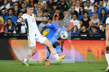 2022-06-07 - Italy's Wilfried Gnonto in action against Hungary's Roland Sallai - ITALY VS HUNGARY - UEFA NATIONS LEAGUE - SOCCER