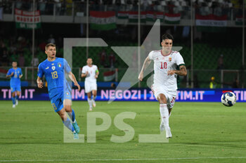 2022-06-07 - Hungary's Dominik Szoboszlai hindered by Italy's Nicolò Barella - ITALY VS HUNGARY - UEFA NATIONS LEAGUE - SOCCER