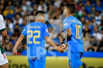2022-06-07 - Handshake detween Italy's Giacomo Raspadori and Italy's Lorenzo Pellegrini - ITALY VS HUNGARY - UEFA NATIONS LEAGUE - SOCCER