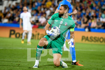 2022-06-07 - Italy's Gianluigi Donnarumma saves a goal - ITALY VS HUNGARY - UEFA NATIONS LEAGUE - SOCCER