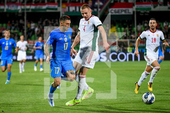 2022-06-07 - Italy's Matteo Politano In action against Hungary's Attila Szalai - ITALY VS HUNGARY - UEFA NATIONS LEAGUE - SOCCER