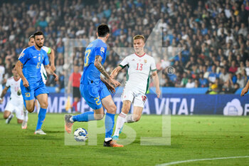 2022-06-07 - Hungary's Andras Schafer in action against Italy's Alessandro Bastoni - ITALY VS HUNGARY - UEFA NATIONS LEAGUE - SOCCER
