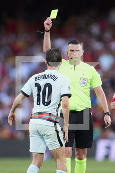 2022-06-02 - Referee's Michael Oliver gives a yellow card to Bernardo Silva of Portugal during the UEFA Nations League, League A - Group A2 football match between Spain and Portugal on June 2, 2022 at Benito Villamarin stadium in Sevilla, Spain - FOOTBALL - NATIONS LEAGUE - SPAIN V PORTUGAL - UEFA NATIONS LEAGUE - SOCCER