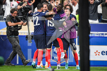 2022-06-03 - Karim BENZEMA of France celebrate his goal with teammates during the UEFA Nations League, League A - Group 1 football match between France and Denmark on June 3, 2022 at Stade de France in Saint-Denis near Paris, France - FOOTBALL - NATIONS LEAGUE - FRANCE V DENMARK - UEFA NATIONS LEAGUE - SOCCER