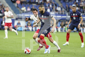 2022-06-03 - Karim Benzema of France, Thomas Delaney of Denmark (left) during the UEFA Nations League League A - Group 1 football match between France and Denmark on June 3, 2022 at Stade de France in Saint-Denis near Paris, France - FOOTBALL - NATIONS LEAGUE - FRANCE V DENMARK - UEFA NATIONS LEAGUE - SOCCER