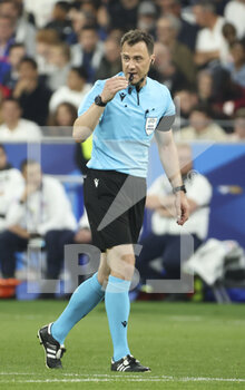 2022-06-03 - Referee Felix Zwayer of Germany during the UEFA Nations League League A - Group 1 football match between France and Denmark on June 3, 2022 at Stade de France in Saint-Denis near Paris, France - FOOTBALL - NATIONS LEAGUE - FRANCE V DENMARK - UEFA NATIONS LEAGUE - SOCCER