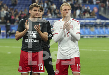 2022-06-03 - Robert Skov, Kasper Dolberg of Denmark celebrate the victory following the UEFA Nations League League A - Group 1 football match between France and Denmark on June 3, 2022 at Stade de France in Saint-Denis near Paris, France - FOOTBALL - NATIONS LEAGUE - FRANCE V DENMARK - UEFA NATIONS LEAGUE - SOCCER