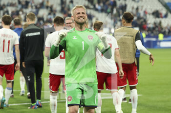 2022-06-03 - Goalkeeper of Denmark Kasper Schmeichel celebrates the victory following the UEFA Nations League League A - Group 1 football match between France and Denmark on June 3, 2022 at Stade de France in Saint-Denis near Paris, France - FOOTBALL - NATIONS LEAGUE - FRANCE V DENMARK - UEFA NATIONS LEAGUE - SOCCER