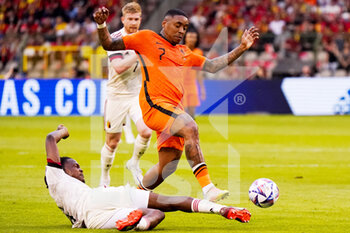 2022-06-03 - Dedryck Boyata of Belgium challenges Steven Bergwijn of the Netherlands during the UEFA Nations League 2022, League A Group 4 football match between Belgium and Netherlands on June 3, 2022 at the King Baudouin Stadium in Brussels, Belgium - FOOTBALL - NATIONS LEAGUE 2022 - BELGIUM V NETHERLANDS - UEFA NATIONS LEAGUE - SOCCER