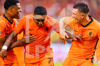 2022-06-03 - Steven Bergwijn of the Netherlands celebrates after scoring his teams first goal with Denzel Dumfries and Steven Berghuis during the UEFA Nations League 2022, League A Group 4 football match between Belgium and Netherlands on June 3, 2022 at the King Baudouin Stadium in Brussels, Belgium - FOOTBALL - NATIONS LEAGUE 2022 - BELGIUM V NETHERLANDS - UEFA NATIONS LEAGUE - SOCCER