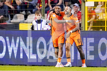 2022-06-03 - Memphis Depay of the Netherlands celebrates with Steven Bergwijn of the Netherlands after scoring his sides second goal during the UEFA Nations League 2022, League A Group 4 football match between Belgium and Netherlands on June 3, 2022 at the King Baudouin Stadium in Brussels, Belgium - FOOTBALL - NATIONS LEAGUE 2022 - BELGIUM V NETHERLANDS - UEFA NATIONS LEAGUE - SOCCER