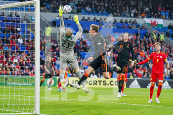 2022-06-08 - Goalkeeper Adam Davies of Wales, Frenkie de Jong of The Netherlands during the UEFA Nations League 2022, League A - Group 4 football match between Wales and The Netherlands on June 8, 2022 at Cardiff City Stadium in Cardiff, Wales - FOOTBALL - NATIONS LEAGUE 2022 - WALES V NETHERLANDS - UEFA NATIONS LEAGUE - SOCCER