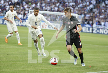 2022-06-13 - Borna Barisic of Croatia, Kylian Mbappe of France (left) during the UEFA Nations League, League A - Group 1 football match between France and Croatia on June 13, 2022 at Stade de France in Saint-Denis near Paris, France - FOOTBALL - NATIONS LEAGUE - FRANCE V CROATIA - UEFA NATIONS LEAGUE - SOCCER