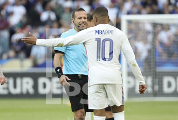 2022-06-13 - Kylian Mbappe of France argues with referee Orel Grinfeeld of Israel during the UEFA Nations League, League A - Group 1 football match between France and Croatia on June 13, 2022 at Stade de France in Saint-Denis near Paris, France - FOOTBALL - NATIONS LEAGUE - FRANCE V CROATIA - UEFA NATIONS LEAGUE - SOCCER