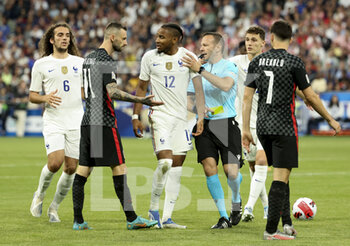 2022-06-13 - Marcelo Brozovic of Croatia argues with Christopher Nkunku of France while referee Orel Grinfeeld of Israel intervenes during the UEFA Nations League, League A - Group 1 football match between France and Croatia on June 13, 2022 at Stade de France in Saint-Denis near Paris, France - FOOTBALL - NATIONS LEAGUE - FRANCE V CROATIA - UEFA NATIONS LEAGUE - SOCCER