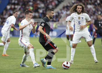 2022-06-13 - Mateo Kovacic of Croatia, Benjamin Pavard of France (left) during the UEFA Nations League, League A - Group 1 football match between France and Croatia on June 13, 2022 at Stade de France in Saint-Denis near Paris, France - FOOTBALL - NATIONS LEAGUE - FRANCE V CROATIA - UEFA NATIONS LEAGUE - SOCCER