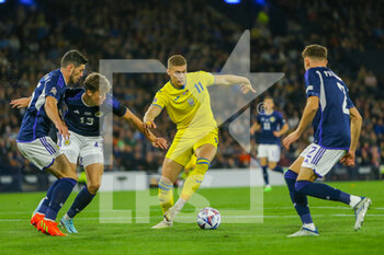 21/09/2022 - Artem Dovbyk of Ukraine National Team surrounded by Scotland players during the UEFA Nations League match between Scotland and Ukraine at Hampden Park, Glasgow, United Kingdom on 21 September 2022. Photo Colin Poultney / ProSportsImages / DPPI - FOOTBALL - UEFA NATIONS LEAGUE - SCOTLAND V UKRAINE - UEFA NATIONS LEAGUE - CALCIO