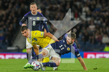 21/09/2022 - Ryan Christie of Scotland National Team tries to avoid the challenge from Ruslan Malinovskyi of Ukraine during the UEFA Nations League match between Scotland and Ukraine at Hampden Park, Glasgow, United Kingdom on 21 September 2022. Photo Colin Poultney / ProSportsImages / DPPI - FOOTBALL - UEFA NATIONS LEAGUE - SCOTLAND V UKRAINE - UEFA NATIONS LEAGUE - CALCIO