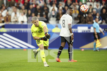 2022-09-22 - Goalkeeper of Austria Patrick Pentz, David Alaba of Austria during the UEFA Nations League, League A - Group 1 football match between France and Austria on September 22, 2022 at Stade de France in Saint-Denis near Paris, France - FOOTBALL - NATIONS LEAGUE - FRANCE V AUSTRIA - UEFA NATIONS LEAGUE - SOCCER