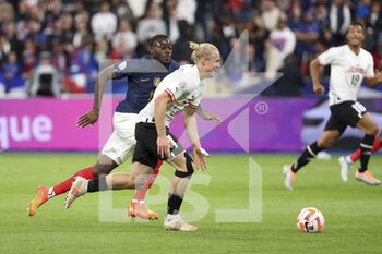 2022-09-22 - Xaver Schlager of Austria, Youssouf Fofana of France (left) during the UEFA Nations League, League A - Group 1 football match between France and Austria on September 22, 2022 at Stade de France in Saint-Denis near Paris, France - FOOTBALL - NATIONS LEAGUE - FRANCE V AUSTRIA - UEFA NATIONS LEAGUE - SOCCER