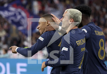 2022-09-22 - Kylian Mbappe of France celebrates his goal with Antoine Griezmann and teammates during the UEFA Nations League, League A - Group 1 football match between France and Austria on September 22, 2022 at Stade de France in Saint-Denis near Paris, France - FOOTBALL - NATIONS LEAGUE - FRANCE V AUSTRIA - UEFA NATIONS LEAGUE - SOCCER