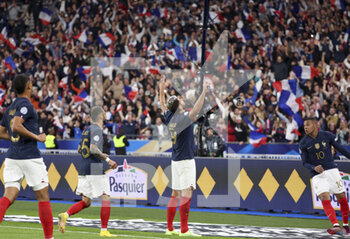 2022-09-22 - Olivier Giroud of France celebrates his goal with teammates during the UEFA Nations League, League A - Group 1 football match between France and Austria on September 22, 2022 at Stade de France in Saint-Denis near Paris, France - FOOTBALL - NATIONS LEAGUE - FRANCE V AUSTRIA - UEFA NATIONS LEAGUE - SOCCER