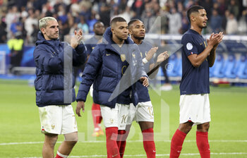 22/09/2022 - Antoine Griezmann, Kylian Mbappe, Christopher Nkunku, William Saliba of France salute the fans following the UEFA Nations League, League A - Group 1 football match between France and Austria on September 22, 2022 at Stade de France in Saint-Denis near Paris, France - FOOTBALL - NATIONS LEAGUE - FRANCE V AUSTRIA - UEFA NATIONS LEAGUE - CALCIO