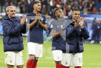 22/09/2022 - Antoine Griezmann, William Saliba, Christopher Nkunku, Kylian Mbappe of France salute the fans following the UEFA Nations League, League A - Group 1 football match between France and Austria on September 22, 2022 at Stade de France in Saint-Denis near Paris, France - FOOTBALL - NATIONS LEAGUE - FRANCE V AUSTRIA - UEFA NATIONS LEAGUE - CALCIO
