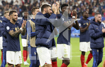 2022-09-22 - Olivier Giroud, Benoit Badiashile of France salute the fans following the UEFA Nations League, League A - Group 1 football match between France and Austria on September 22, 2022 at Stade de France in Saint-Denis near Paris, France - FOOTBALL - NATIONS LEAGUE - FRANCE V AUSTRIA - UEFA NATIONS LEAGUE - SOCCER
