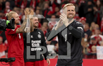 2022-09-25 - Goalkeeper of Denmark Kasper Schmeichel celebrates the victory with fans following the UEFA Nations League, League A - Group 1 football match between Denmark and France on September 25, 2022 at Parken Stadium in Copenhagen, Denmark - FOOTBALL - NATIONS LEAGUE - DENMARK V FRANCE - UEFA NATIONS LEAGUE - SOCCER