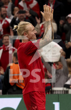 2022-09-25 - Simon Kjaer of Denmark celebrates the victory with fans following the UEFA Nations League, League A - Group 1 football match between Denmark and France on September 25, 2022 at Parken Stadium in Copenhagen, Denmark - FOOTBALL - NATIONS LEAGUE - DENMARK V FRANCE - UEFA NATIONS LEAGUE - SOCCER