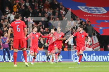 2022-09-27 - Mason Mount (19) of England celebrates his goal 2-2 with Declan Rice during the UEFA Nations League, League A - Group 3 football match between England and Germany on 26 September 2022 at Wembley Stadium in London, England - FOOTBALL - NATIONS LEAGUE - ENGLAND V GERMANY - UEFA NATIONS LEAGUE - SOCCER