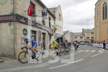 26/05/2022 - First cyclists at the first passage in the city center of Andouillé before the finishing straightduring UCI ProSeries cycling race, Stage 1, Saint-Pierre-des-Landes > Andouillé (180 Km) on May 26, 2022 in Andouillé, France - CYCLING - LES BOUCLES DE LA MAYENNE 2022 - STAGE 1 - STRADA - CICLISMO