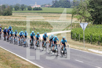 04/06/2022 - The chasing group among the Collio vineyards - ADRIATICA IONICA RACE -TAPPA 1 TARVISIO/MONFALCONE - STRADA - CICLISMO