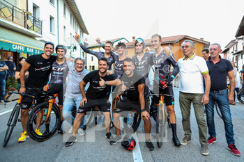 01/09/2022 - Nicolò Buratti, Matteo Milan, Fran Miholjevic, Bryan Olivo, Oliver Stockwell and and members of CYCLING TEAM FRIULI celebrating the victory after the finish line - GIRO DEL FIULI VENEZIA GIULIA U23 - 1 STAGE TEAM TIME TRIAL - STRADA - CICLISMO