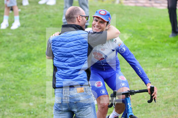 2022-09-03 - The hug for victory Riccardo Lucca (Work Service Group Vitalcare Vega) - GIRO DEL FIULI VENEZIA GIULIA U23 - TAPPA 3 - PAVIA DI UDINE-ZONCOLAN - STREET - CYCLING
