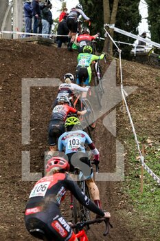 2022-01-09 - Climbing the hill in Variano di Basiliano - CAMPIONATI ITALIANI DI CICLOCROSS 2022 - ELITE FEMMINILE - CYCLOCROSS - CYCLING