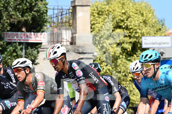 2022-05-17 - Passing the group - STAGE 10 - PESCARA - JESI - GIRO D'ITALIA - CYCLING
