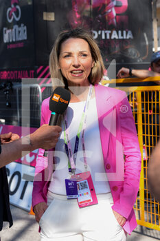 2022-05-17 - Valentina Vezzali (Undersecretary of State to the Presidency of the Council of Ministers with responsibility for sport) - STAGE 10 - PESCARA - JESI - GIRO D'ITALIA - CYCLING