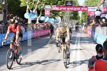 2022-05-17 - Sprint on the finish line - STAGE 10 - PESCARA - JESI - GIRO D'ITALIA - CYCLING