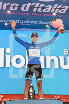 2022-05-17 - Rosa Diego # 109 (ITA) - Eolo-kometa Cycling Team award ceremony for climbers ranking leader blue jersey - STAGE 10 - PESCARA - JESI - GIRO D'ITALIA - CYCLING