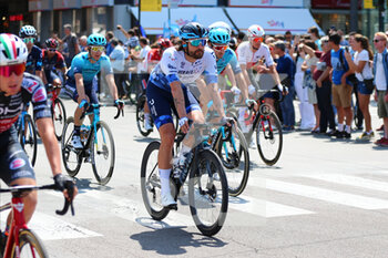 2022-05-19 - The peloton rides through Parma during the 105nd Giro d'Italia - Tour of Italy - cycle race, from Parma to Genova on May 19, 2022. (Photo by Luca Amedeo Bizzarri/LiveMedia)  - STAGE 12 - PARMA - GENOVA - GIRO D'ITALIA - CYCLING