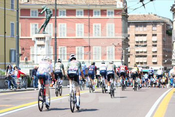 2022-05-19 - The peloton rides through Parma during the 105nd Giro d'Italia - Tour of Italy - cycle race, from Parma to Genova on May 19, 2022. (Photo by Luca Amedeo Bizzarri/LiveMedia)  - STAGE 12 - PARMA - GENOVA - GIRO D'ITALIA - CYCLING