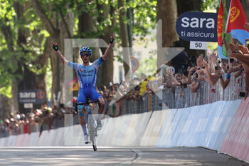 2022-05-21 - Simon Yates wins the 14th stage of the Giro d'Italia - STAGE 14 - SANTENA - TORINO - GIRO D'ITALIA - CYCLING