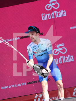 2022-05-21 - Simon Yates celebrating after winning the 14th stage of the Giro d'Italia - STAGE 14 - SANTENA - TORINO - GIRO D'ITALIA - CYCLING