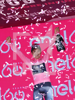 2022-05-21 - Richard Carapaz celebrating, is the new 'maglia rosa' after the 14th stage of the Giro d'Italia - STAGE 14 - SANTENA - TORINO - GIRO D'ITALIA - CYCLING