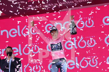 2022-05-21 - Richard Carapaz celebrating, is the new 'maglia rosa' after the 14th stage of the Giro d'Italia - STAGE 14 - SANTENA - TORINO - GIRO D'ITALIA - CYCLING